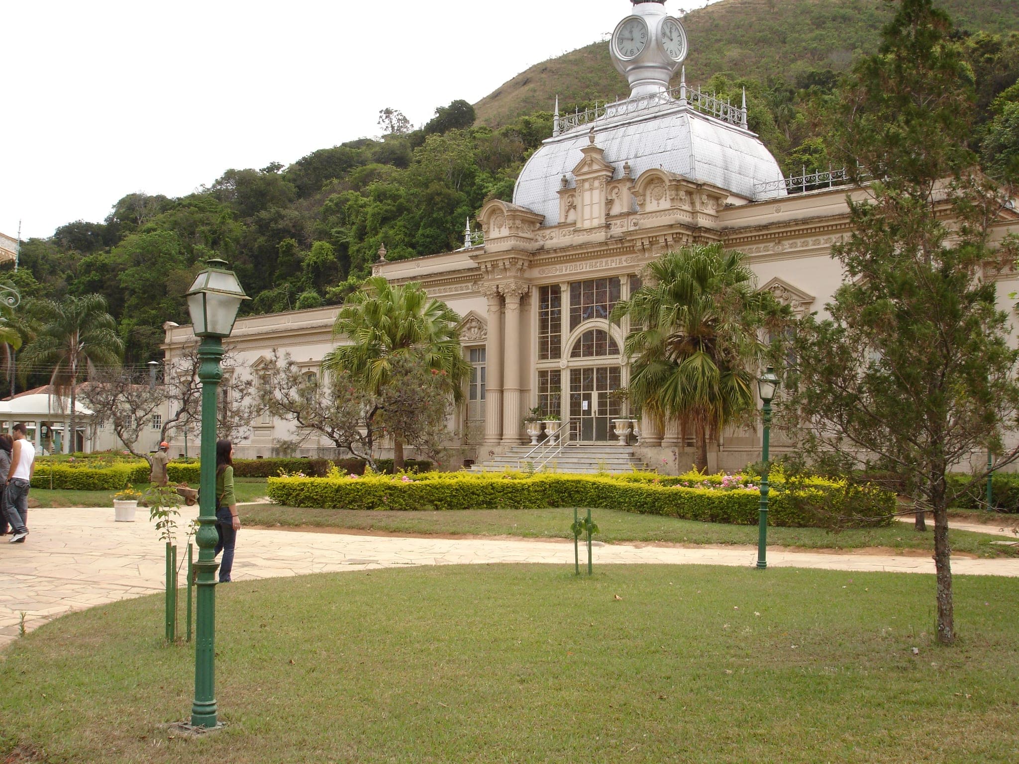 Balneário do Parque das Águas de Caxambu, fachada com cúpula e relógio